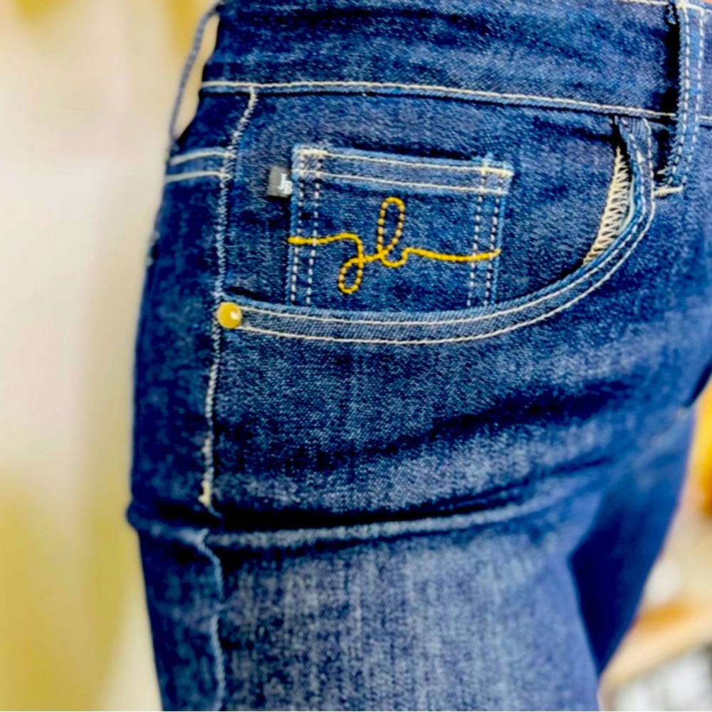 Judy blue mom Jean. Comfortable stretchy straight leg Jean 18w